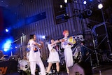 左からYU-KA(TEMPURA KIDZ)、おかもとえみ(Vo)、P→★(TEMPURA KIDZ)。