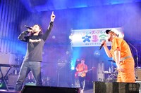 左からR-指定（Creepy Nuts）、長島涼平（B）、ひろせひろせ（Vo, Key）。