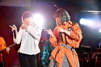 左から関取花、おかもとえみ（Vo）。