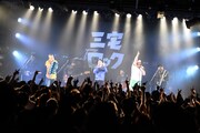 グループ魂のライブの様子。（撮影：緒車寿一）