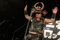 港カヲル（グループ魂）（撮影：緒車寿一）