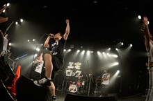 「男は泣く」パフォーマンス中のグループ魂とクハラカズユキ（The Birthday）。（撮影：緒車寿一）