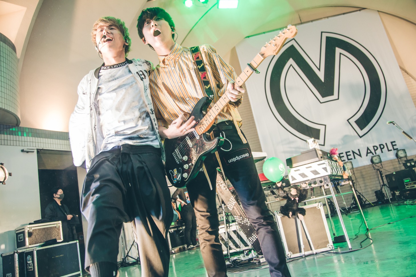 左から藤澤涼架（Key）、若井滉斗（G）。（photo by umihayato）