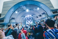 Mrs. GREEN APPLE「アルバム『ENSEMBLE』リリース記念 野外フリーライブ」の様子。（photo by umihayato）