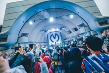 Mrs. GREEN APPLE「アルバム『ENSEMBLE』リリース記念 野外フリーライブ」の様子。（photo by umihayato）