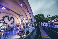 Mrs. GREEN APPLE「アルバム『ENSEMBLE』リリース記念 野外フリーライブ」の様子。（photo by umihayato）