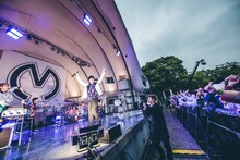 Mrs. GREEN APPLE「アルバム『ENSEMBLE』リリース記念 野外フリーライブ」の様子。（photo by umihayato）