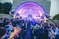 Mrs. GREEN APPLE「アルバム『ENSEMBLE』リリース記念 野外フリーライブ」の様子。（photo by umihayato）