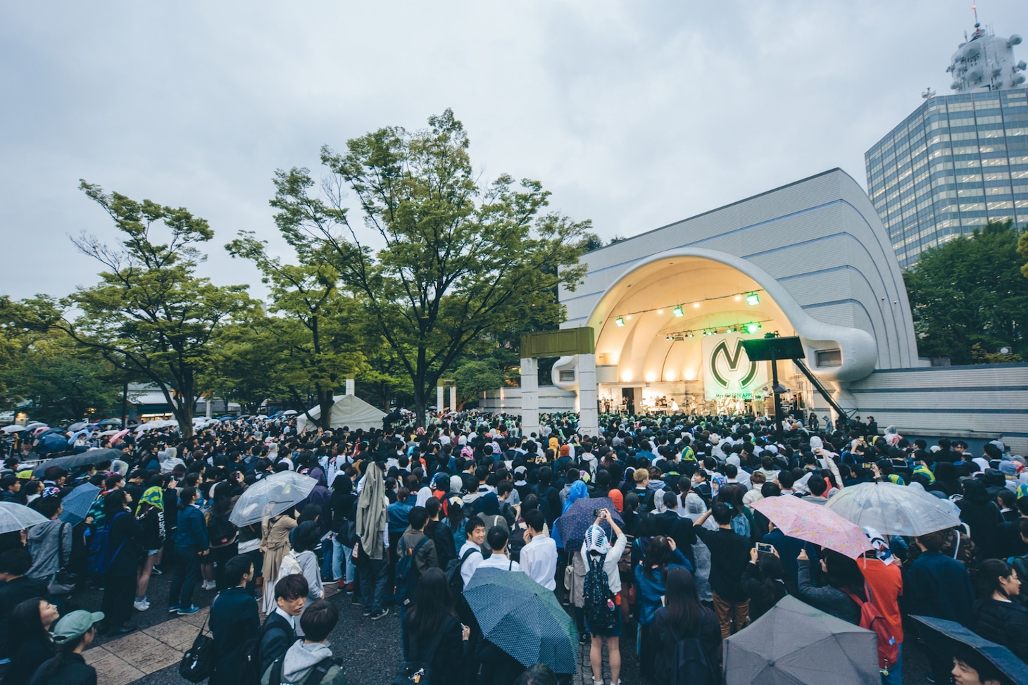 Mrs. GREEN APPLE「アルバム『ENSEMBLE』リリース記念 野外フリーライブ」の様子。（photo by umihayato）