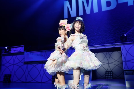 「わがままな流れ星」を披露する山尾梨奈と市川美織。