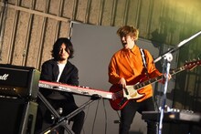 左から芹澤優真（SPECIAL OTHERS）、長島涼平（B）。