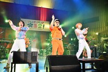 左からYU-KA（TEMPURA KIDZ）、ひろせひろせ（Vo, Key）、P→★（TEMPURA KIDZ）。