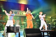 左からYU-KA(TEMPURA KIDZ)、ひろせひろせ(Vo, Key)、P→★(TEMPURA KIDZ)。