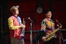 左からTGMX（FRONTIER BACKYARD）、NARI（HEAVENLY BOYS、SCAFULL KING）。