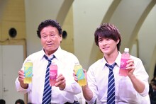 左から天龍源一郎、平野紫耀（King & Prince）。