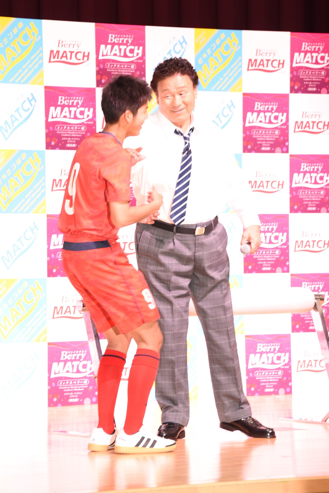 高校生にチョップをする天龍源一郎。