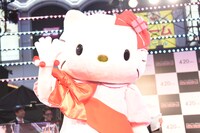 レッドカーペットイベントに登場したハローキティ。
