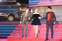 オリヴィア・クックをエスコートするタイ・シェリダン（左）と森崎ウィン（右）。