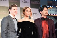 左からタイ・シェリダン、オリヴィア・クック、森崎ウィン。