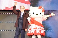 スティーヴン・スピルバーグ監督とハローキティ。