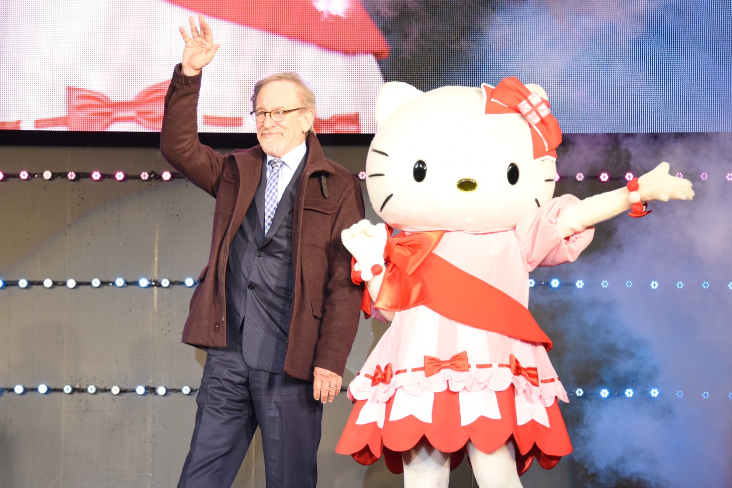 スティーヴン・スピルバーグ監督とハローキティ。