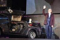 デロリアンとスティーヴン・スピルバーグ監督。