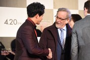 スティーヴン・スピルバーグ監督（右）と握手する森崎ウィン。
