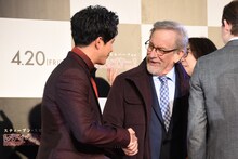 スティーヴン・スピルバーグ監督（右）と握手する森崎ウィン。