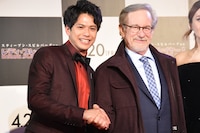 森崎ウィンとスティーヴン・スピルバーグ監督。