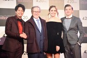 左から森崎ウィン、スティーヴン・スピルバーグ監督、オリヴィア・クック、タイ・シェリダン。