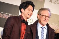 森崎ウィンとスティーヴン・スピルバーグ監督。