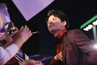 サインに応じる森崎ウィン。