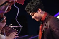 サインに応じる森崎ウィン。