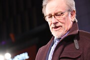 サインに応じるスティーヴン・スピルバーグ監督。