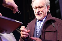 サインに応じるスティーヴン・スピルバーグ監督。
