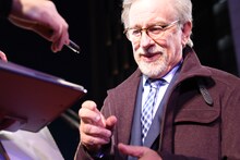 サインに応じるスティーヴン・スピルバーグ監督。