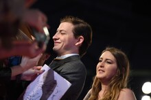 サインに応じるタイ・シェリダン。