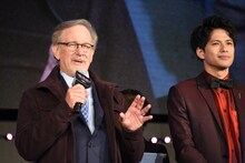 スティーヴン・スピルバーグ監督と森崎ウィン。