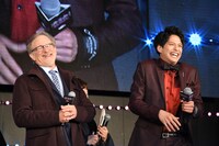 スティーヴン・スピルバーグ監督と森崎ウィン。