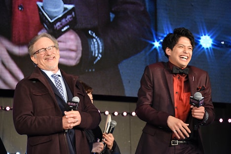 スティーヴン・スピルバーグ監督と森崎ウィン。