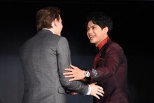 タイ・シェリダンと森崎ウィン。