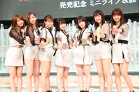 コールドプレスジュースで乾杯をするJuice=Juice。
