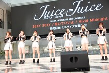 コールドプレスジュースを飲むJuice=Juiceのメンバー。