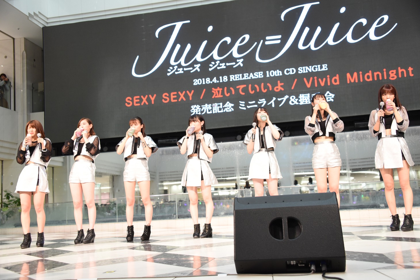 コールドプレスジュースを飲むJuice=Juiceのメンバー。