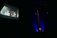 シンセサイザーを演奏する雨宮伊織。