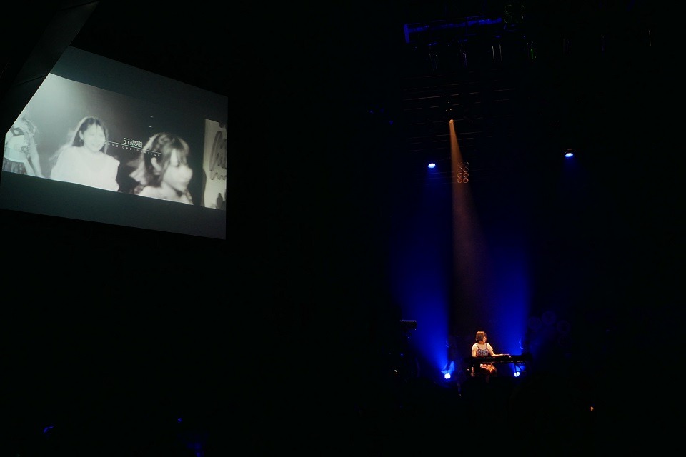 シンセサイザーを演奏する雨宮伊織。