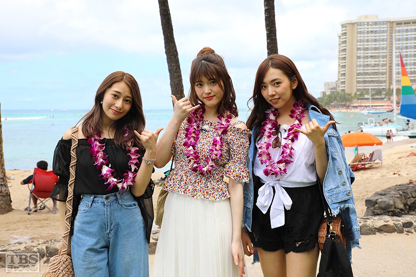 ハワイを満喫する桜井玲香、松村沙友理、新内眞衣。