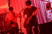 岸田繁と佐藤征史(くるり)(Photo by 古渓一道)。
