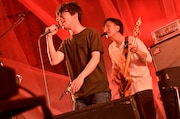 岸田繁と佐藤征史(くるり)(Photo by 古渓一道)。
