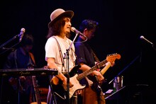 4月14日に東京・日本橋三井ホールで実施された高田漣「ナイトライダーズ・ワルツ」の様子。